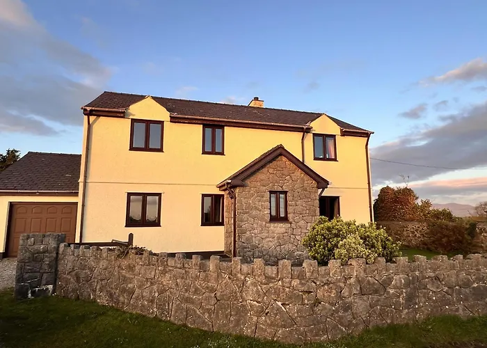 4 Bedroom Detached Farmhouse Mountain Views