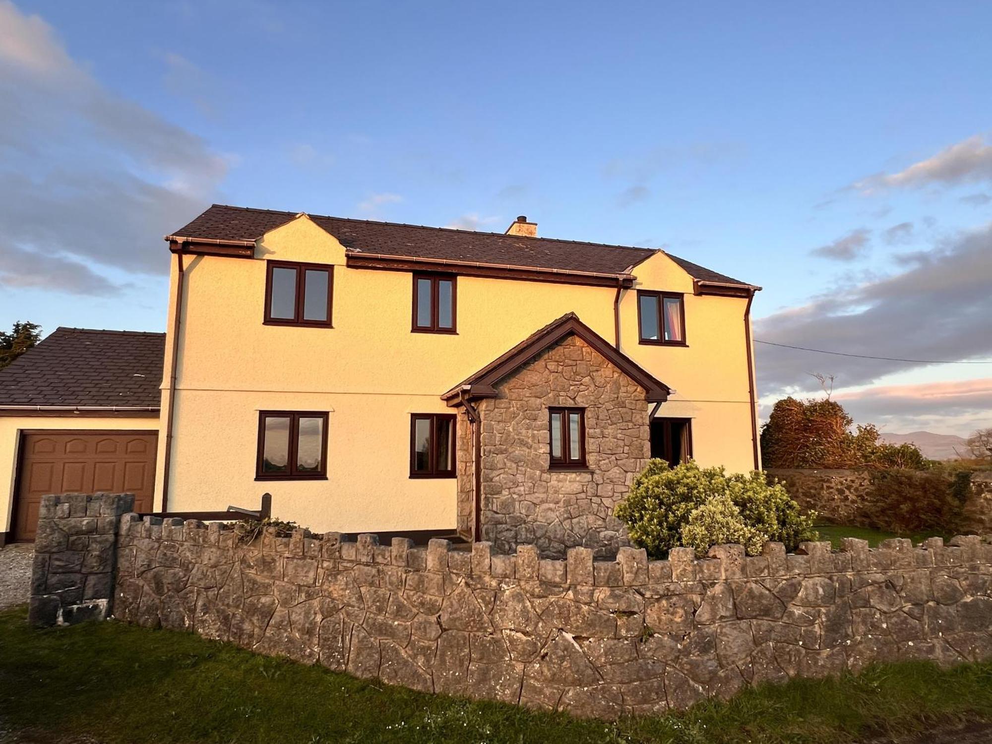 4 Bedroom Detached Mountain Views Holiday home